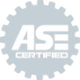 この画像には、太字の白いフォントで「ASE」と書かれ、その下に「CERTIFIED」と書かれた ASE Certified ロゴが表示されています。このデザインは、自動車の専門知識と認証を表す灰色の歯車型の背景に配置されています。